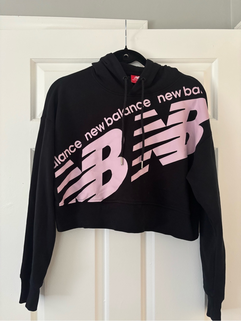 New Balance Black Cropped Graphic Hoodie Sweatshirt Pink Logo Women’s Small